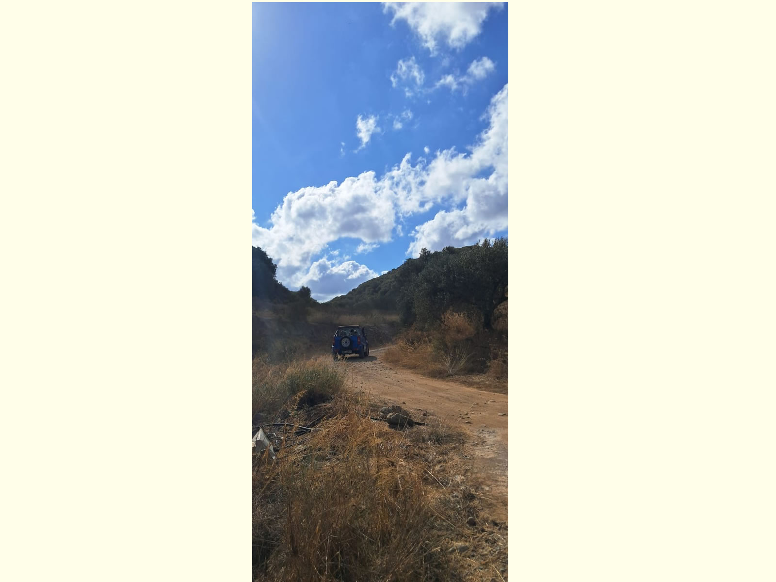 Jeep Safari Kreta Eye of the Shepherd met Eye Travel Excursions op een onverharde weg in het Kretenzische landschap